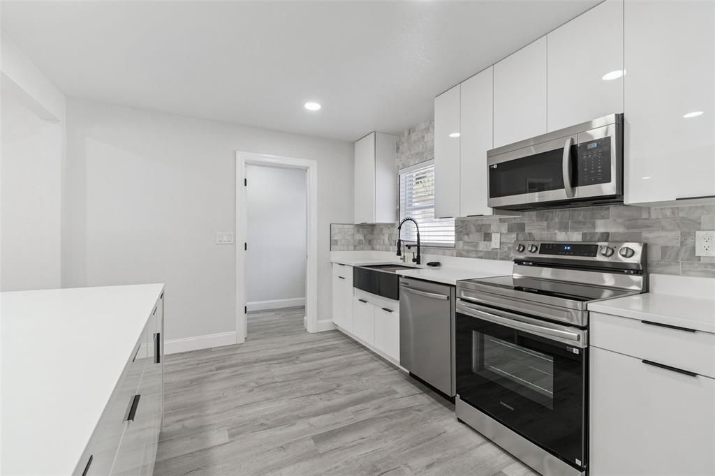 待售: $400,000 (4 贝兹, 2 浴室, 1733 平方英尺)