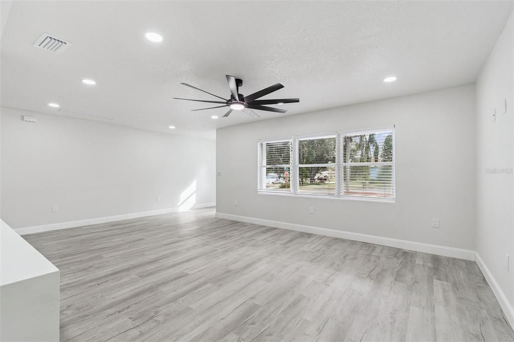 待售: $400,000 (4 贝兹, 2 浴室, 1733 平方英尺)