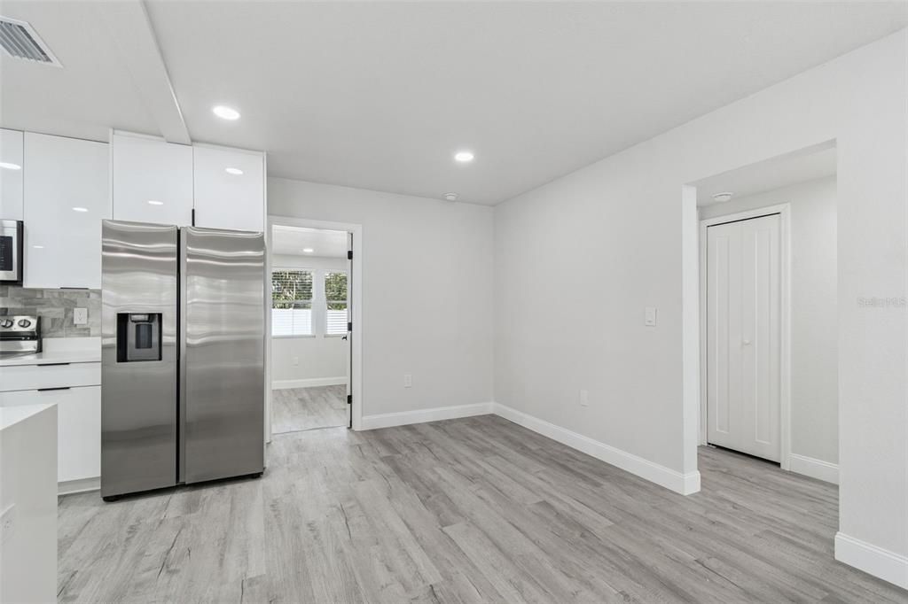 待售: $400,000 (4 贝兹, 2 浴室, 1733 平方英尺)