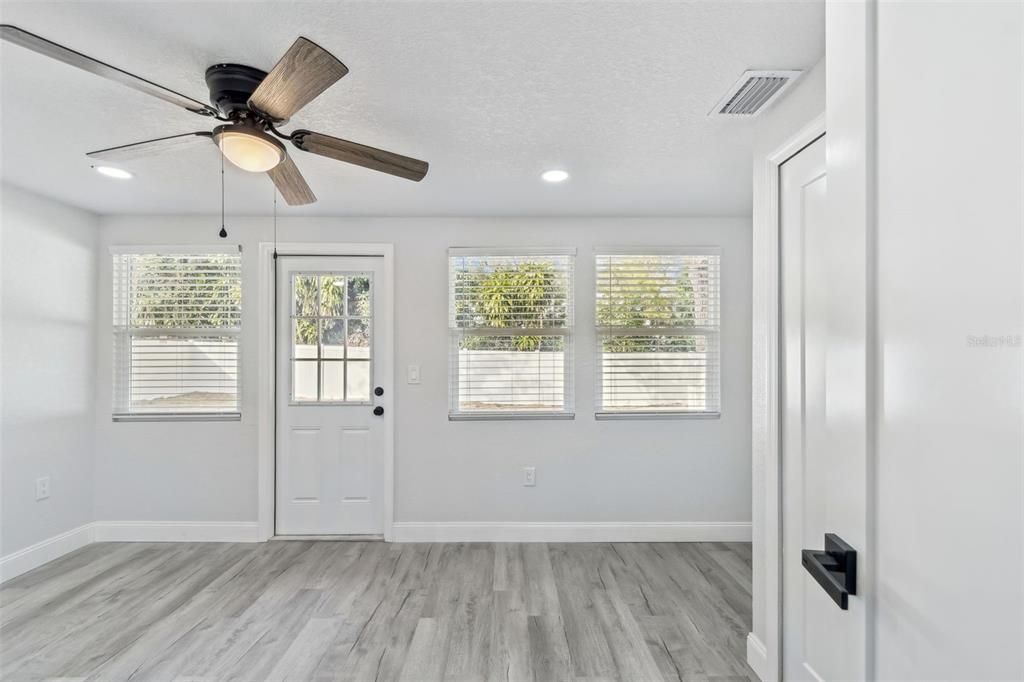 待售: $400,000 (4 贝兹, 2 浴室, 1733 平方英尺)