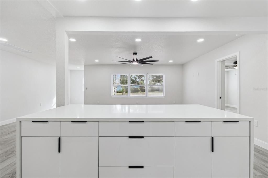 待售: $400,000 (4 贝兹, 2 浴室, 1733 平方英尺)