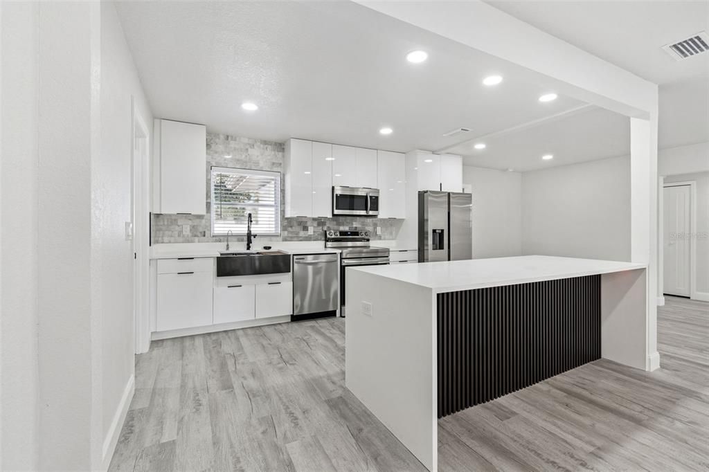 待售: $400,000 (4 贝兹, 2 浴室, 1733 平方英尺)