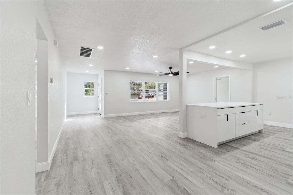 待售: $400,000 (4 贝兹, 2 浴室, 1733 平方英尺)