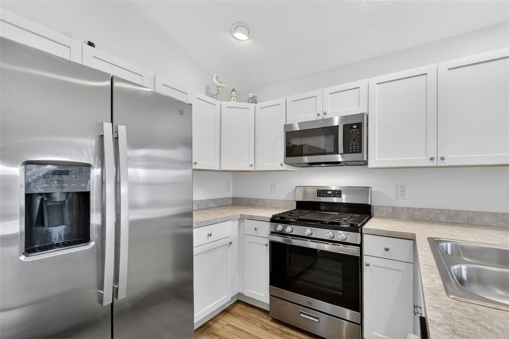 For Sale: $237,500 (2 beds, 2 baths, 979 Square Feet)