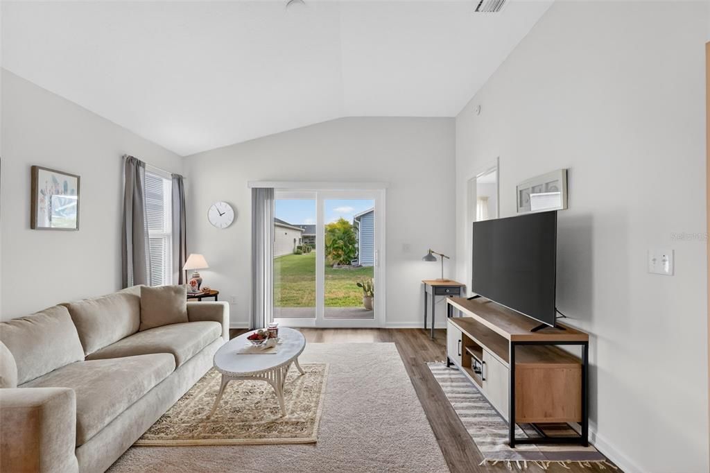 For Sale: $237,500 (2 beds, 2 baths, 979 Square Feet)