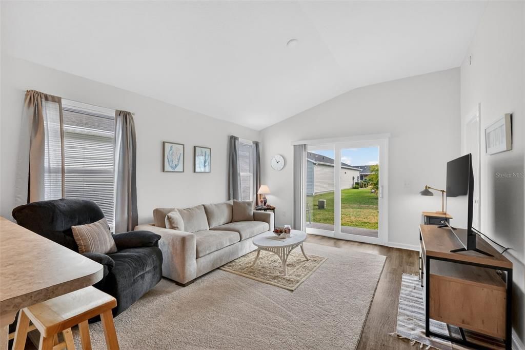 For Sale: $237,500 (2 beds, 2 baths, 979 Square Feet)