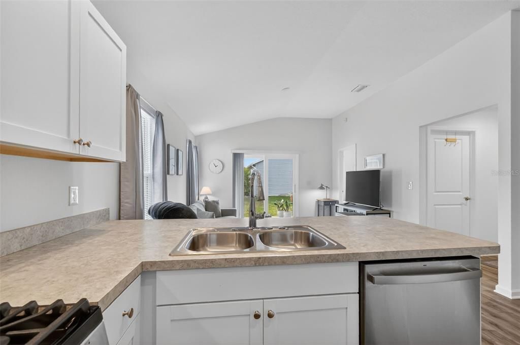 For Sale: $237,500 (2 beds, 2 baths, 979 Square Feet)