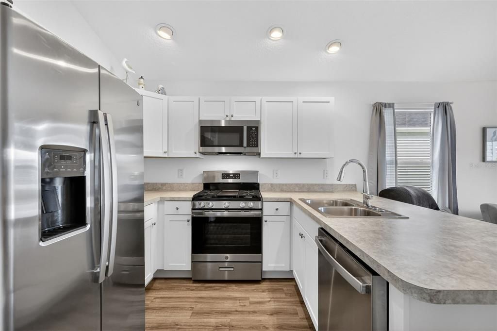 For Sale: $237,500 (2 beds, 2 baths, 979 Square Feet)
