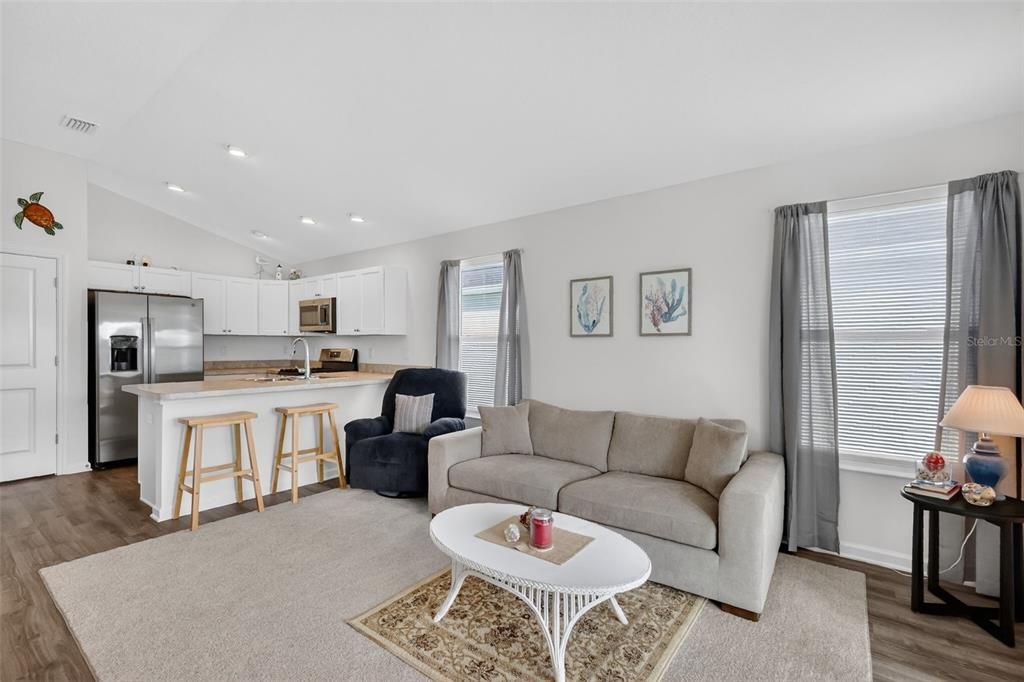 For Sale: $237,500 (2 beds, 2 baths, 979 Square Feet)