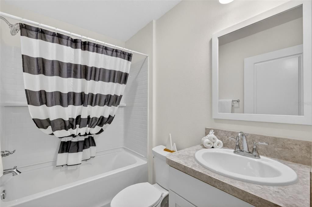 For Sale: $237,500 (2 beds, 2 baths, 979 Square Feet)