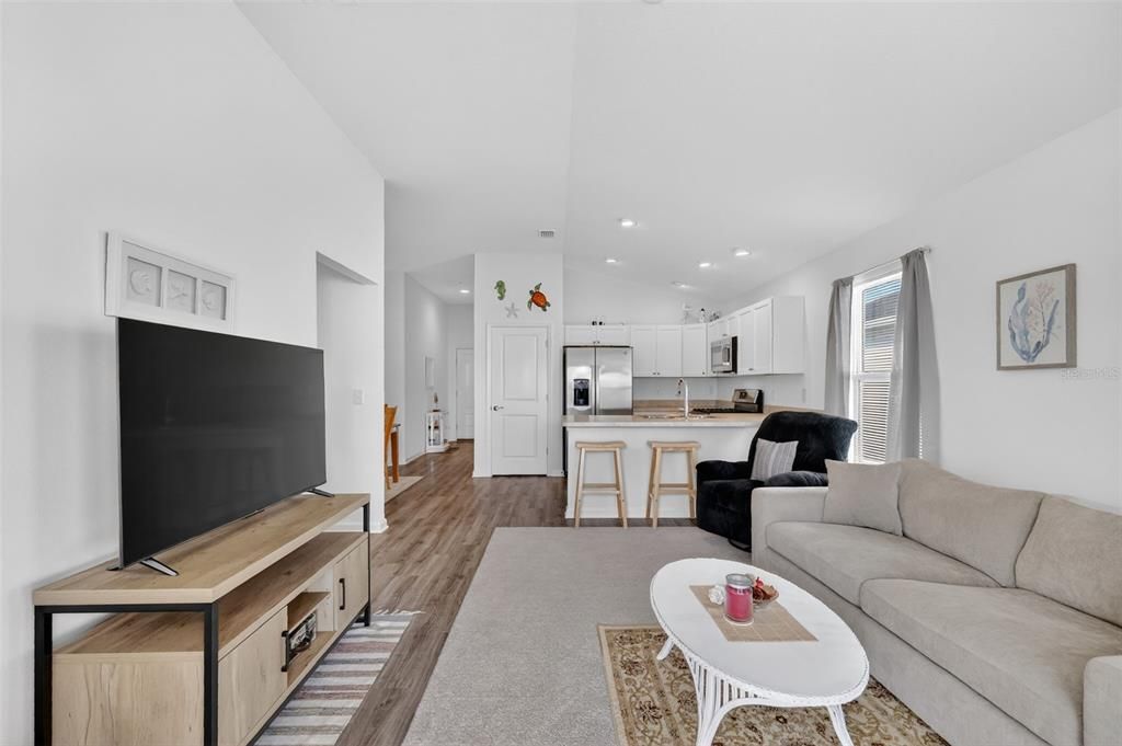 For Sale: $237,500 (2 beds, 2 baths, 979 Square Feet)