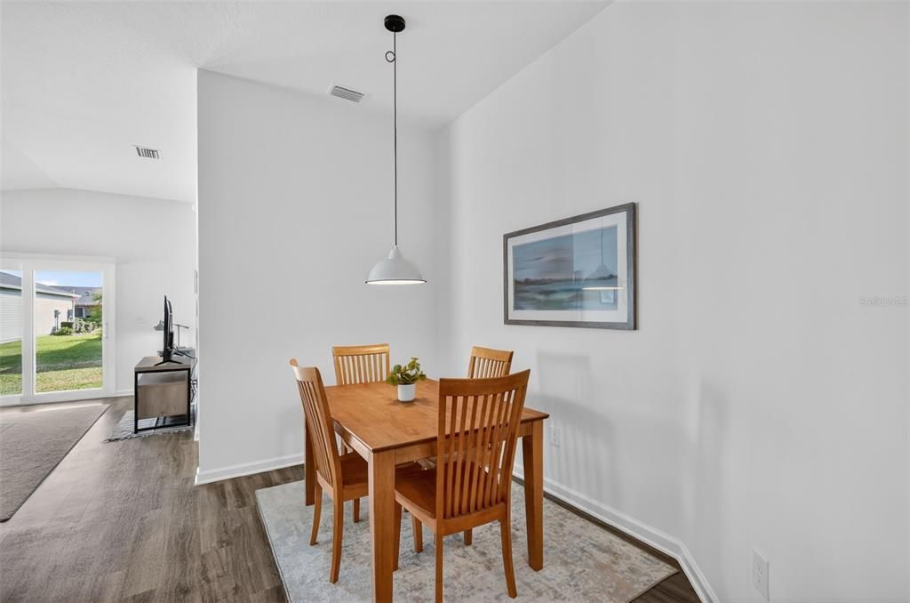 For Sale: $237,500 (2 beds, 2 baths, 979 Square Feet)