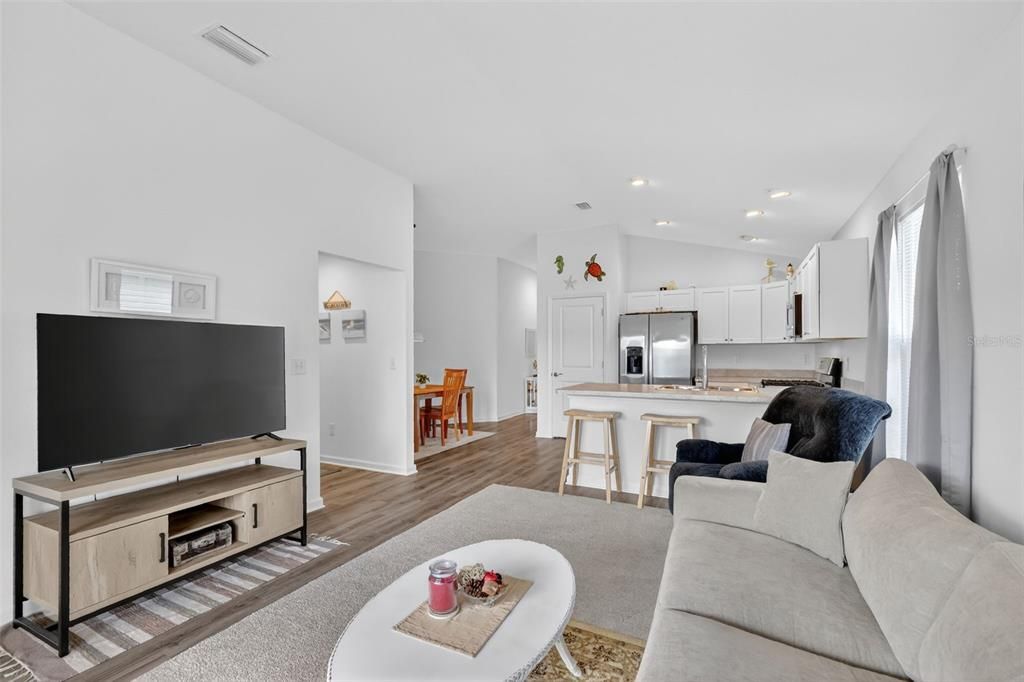 For Sale: $237,500 (2 beds, 2 baths, 979 Square Feet)