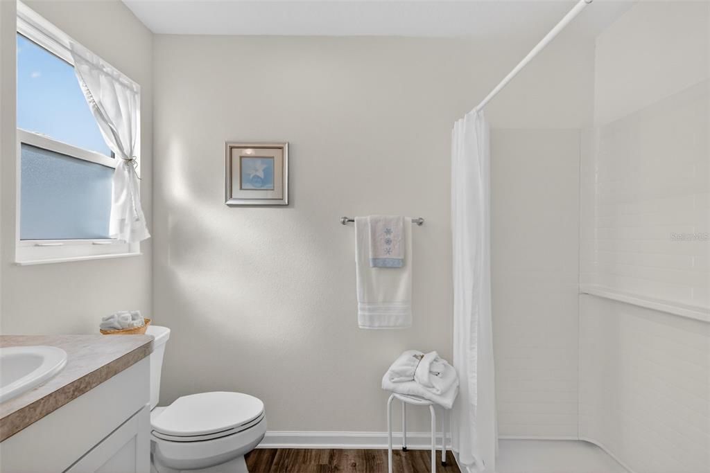 For Sale: $237,500 (2 beds, 2 baths, 979 Square Feet)