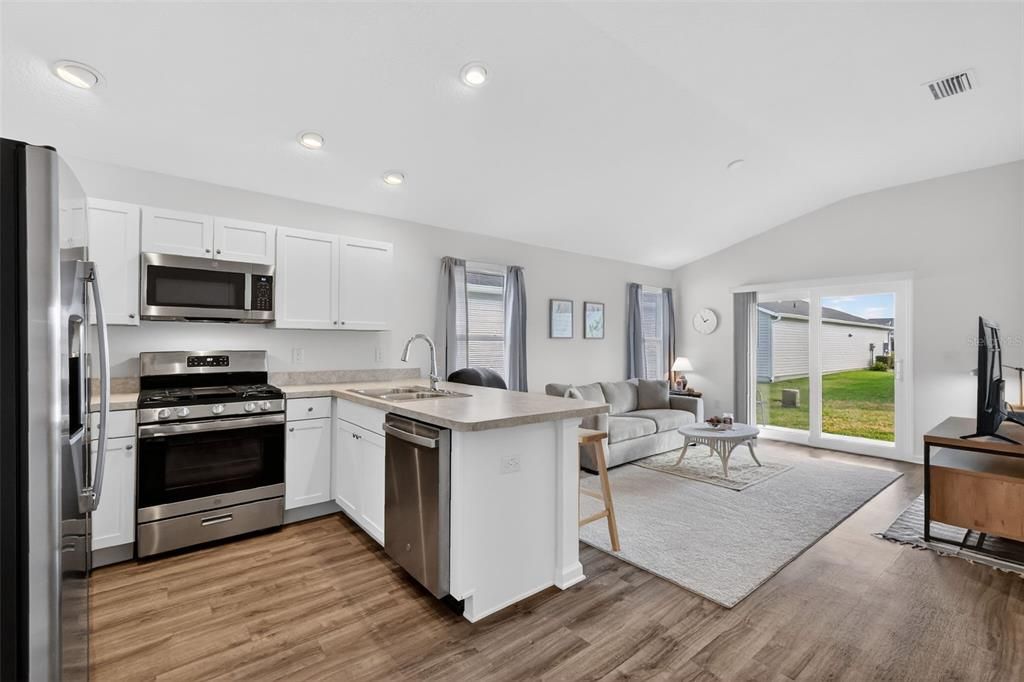 For Sale: $237,500 (2 beds, 2 baths, 979 Square Feet)