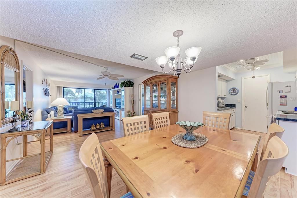 На продажу: $155,000 (2 спален, 2 ванн, 1178 Квадратных фут)