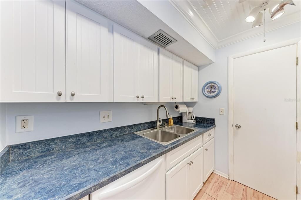 На продажу: $155,000 (2 спален, 2 ванн, 1178 Квадратных фут)