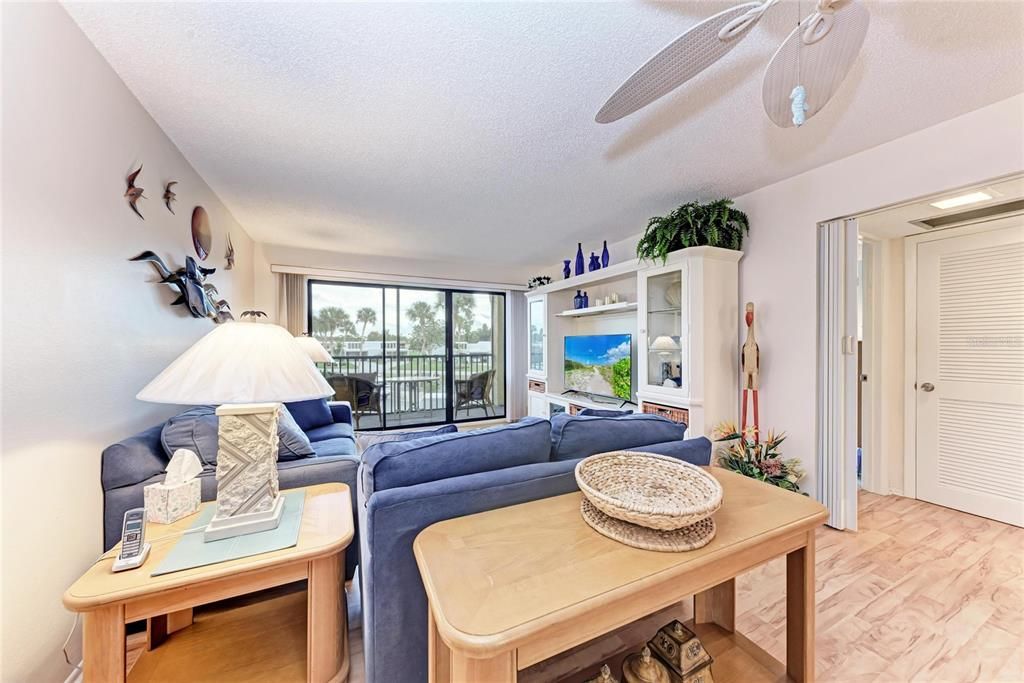 На продажу: $155,000 (2 спален, 2 ванн, 1178 Квадратных фут)