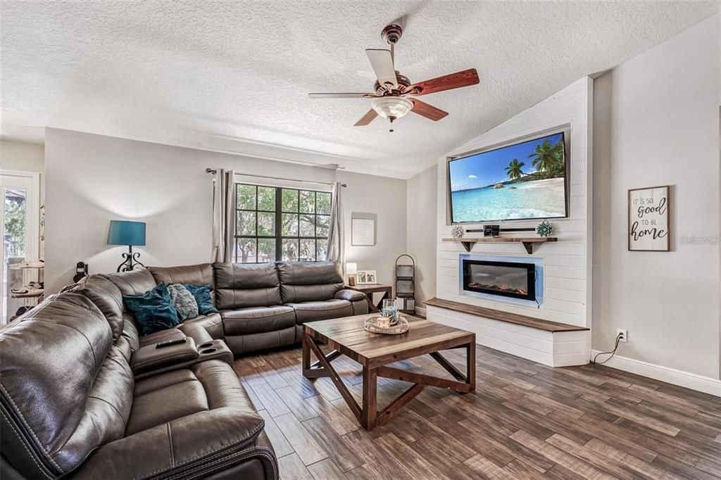 For Sale: $374,000 (3 beds, 2 baths, 1403 Square Feet)