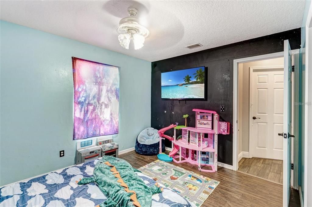 For Sale: $374,000 (3 beds, 2 baths, 1403 Square Feet)