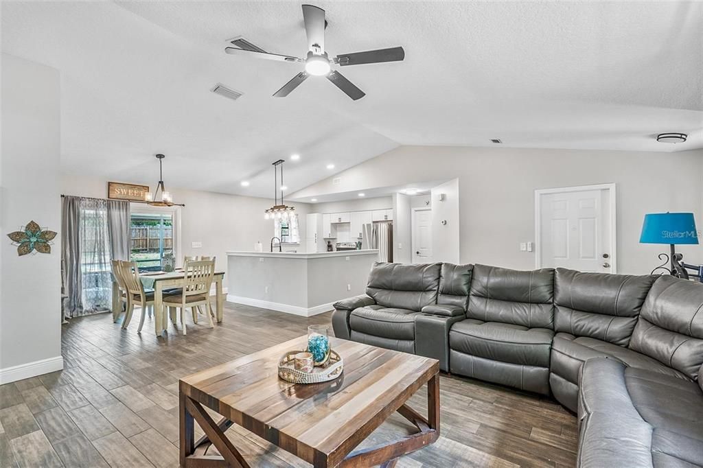 For Sale: $374,000 (3 beds, 2 baths, 1403 Square Feet)