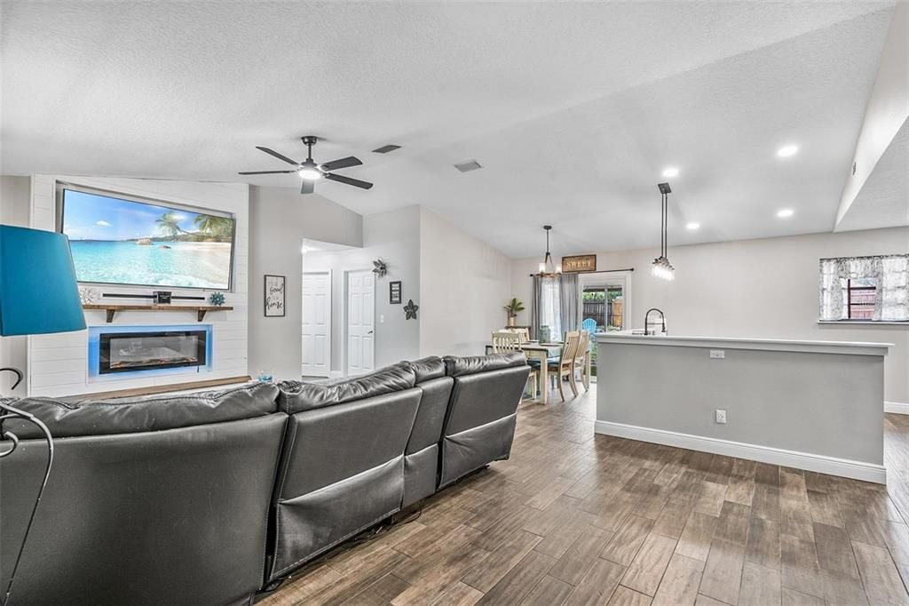 For Sale: $374,000 (3 beds, 2 baths, 1403 Square Feet)