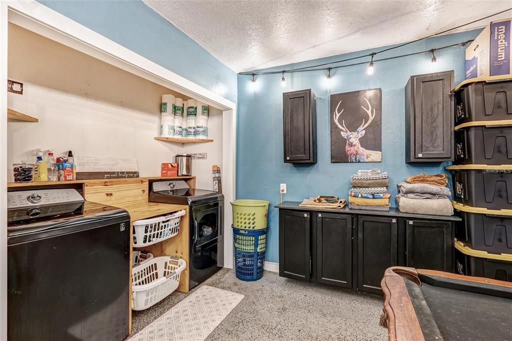 For Sale: $374,000 (3 beds, 2 baths, 1403 Square Feet)