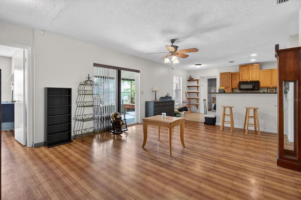 En Venta: $350,000 (4 camas, 2 baños, 1836 Pies cuadrados)