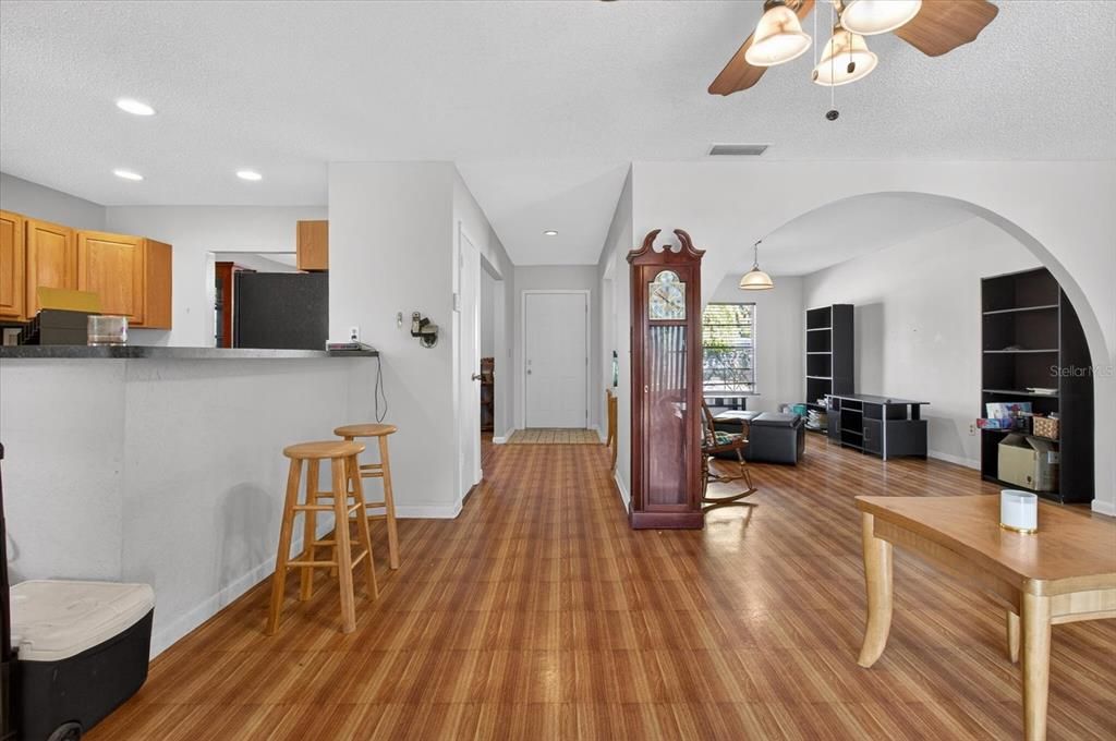 En Venta: $350,000 (4 camas, 2 baños, 1836 Pies cuadrados)