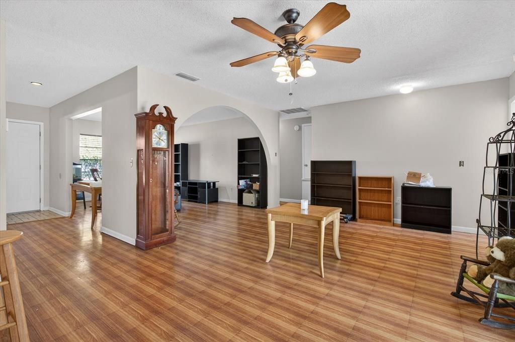 En Venta: $350,000 (4 camas, 2 baños, 1836 Pies cuadrados)