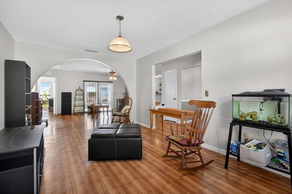 En Venta: $350,000 (4 camas, 2 baños, 1836 Pies cuadrados)