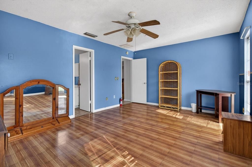 En Venta: $350,000 (4 camas, 2 baños, 1836 Pies cuadrados)