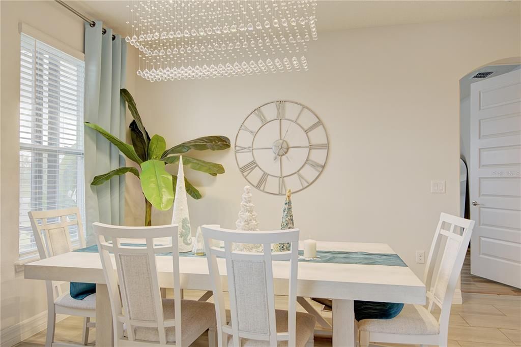 На продажу: $699,000 (4 спален, 3 ванн, 2250 Квадратных фут)