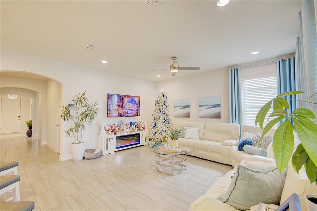 На продажу: $699,000 (4 спален, 3 ванн, 2250 Квадратных фут)