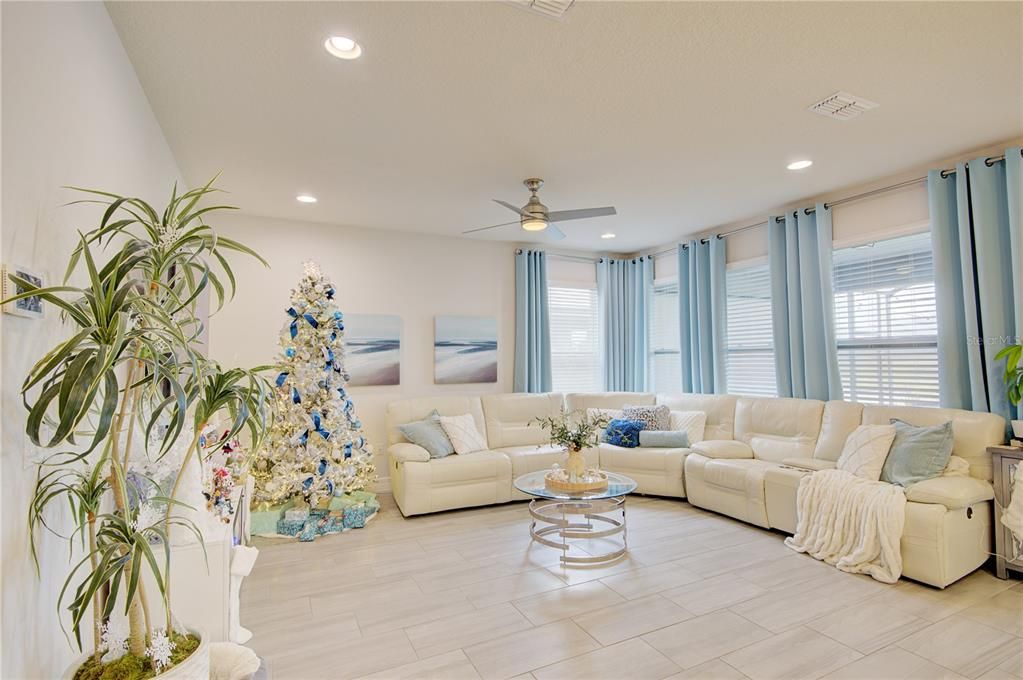 На продажу: $699,000 (4 спален, 3 ванн, 2250 Квадратных фут)