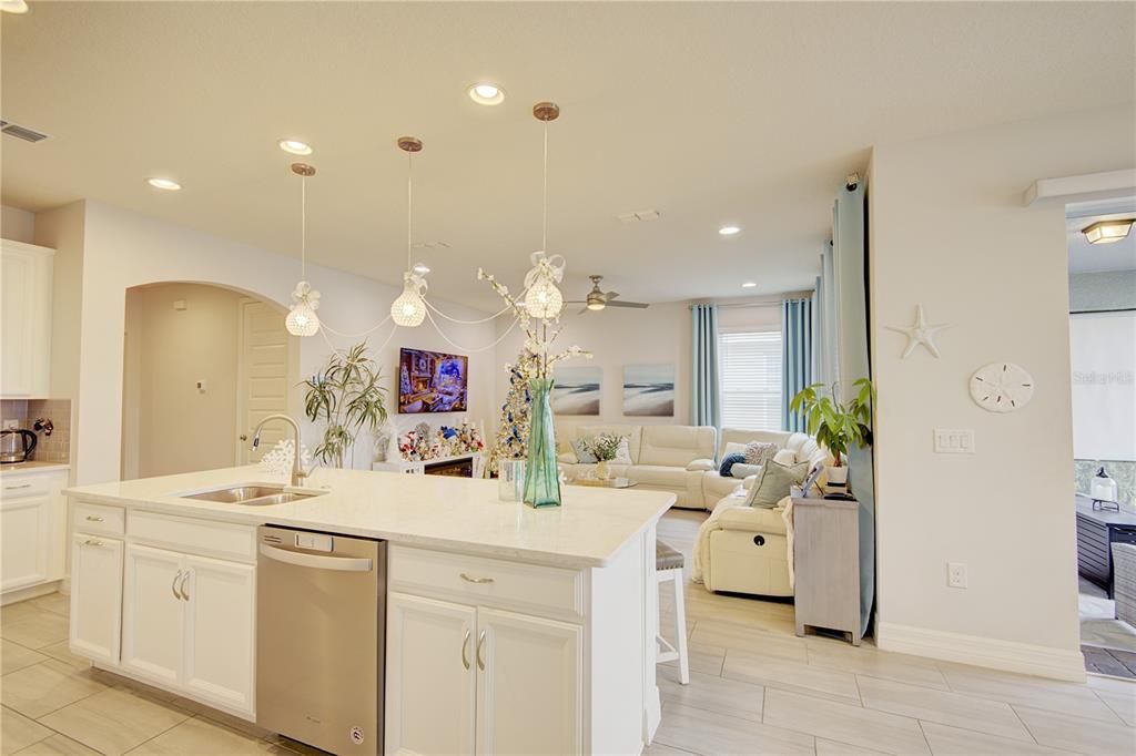 На продажу: $699,000 (4 спален, 3 ванн, 2250 Квадратных фут)