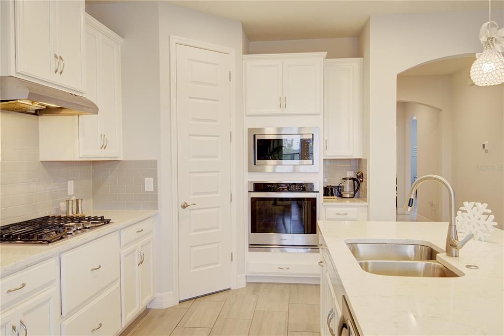 На продажу: $699,000 (4 спален, 3 ванн, 2250 Квадратных фут)