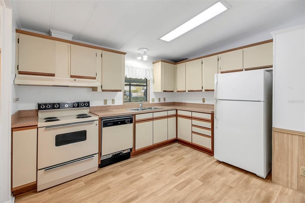 For Sale: $174,900 (2 beds, 2 baths, 1248 Square Feet)