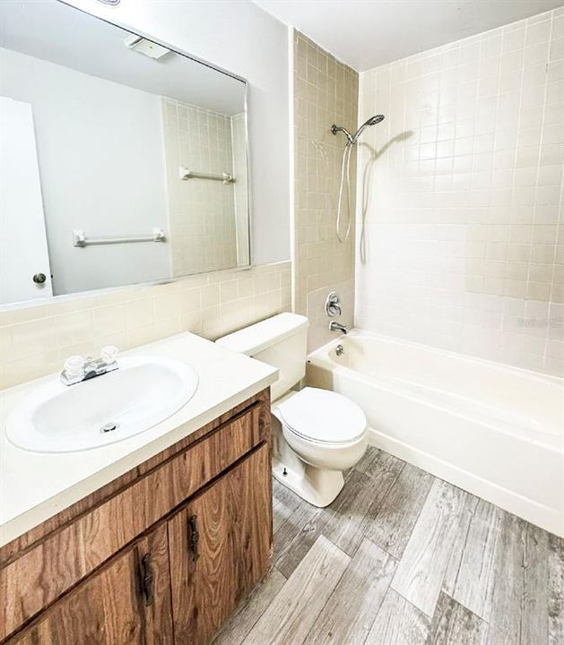 For Rent: $1,350 (2 beds, 1 baths, 895 Square Feet)