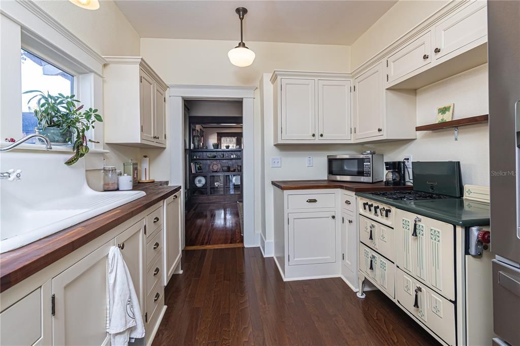 For Sale: $489,000 (3 beds, 2 baths, 1339 Square Feet)