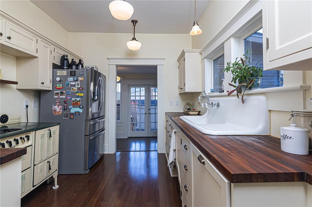 For Sale: $489,000 (3 beds, 2 baths, 1339 Square Feet)