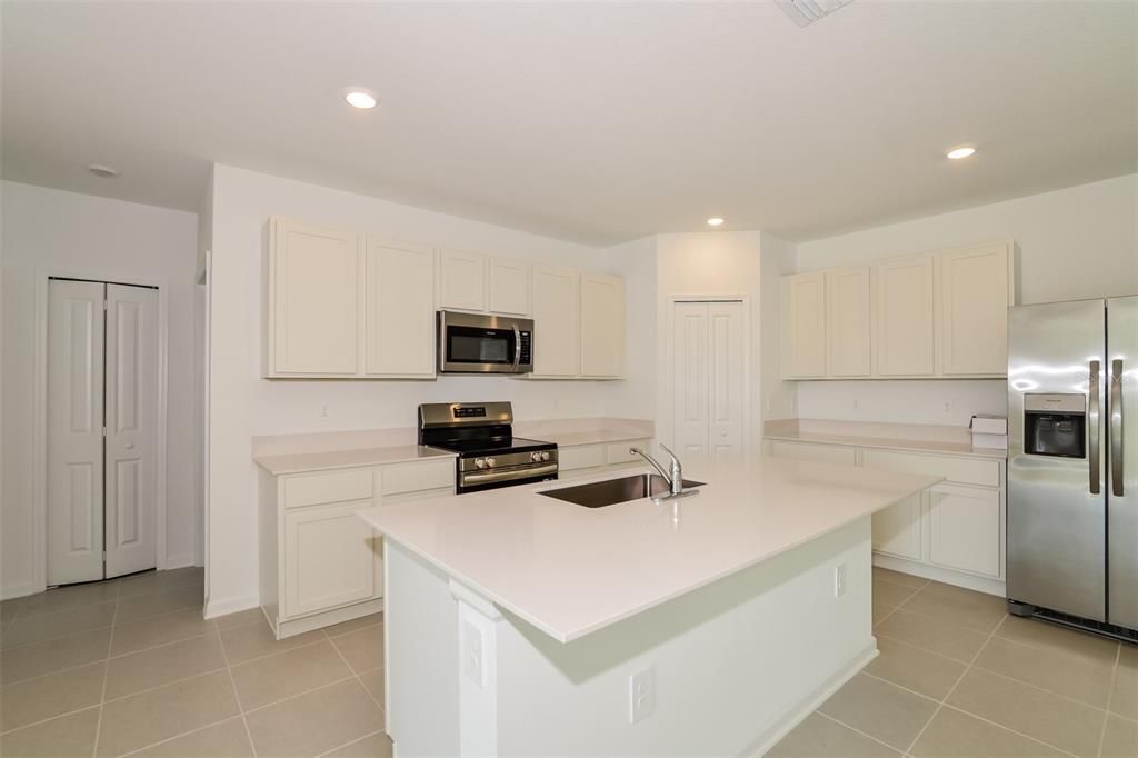 For Rent: $2,270 (6 beds, 3 baths, 2463 Square Feet)