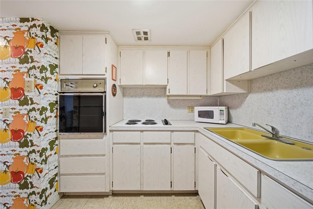 合同活跃: $69,900 (1 贝兹, 1 浴室, 640 平方英尺)