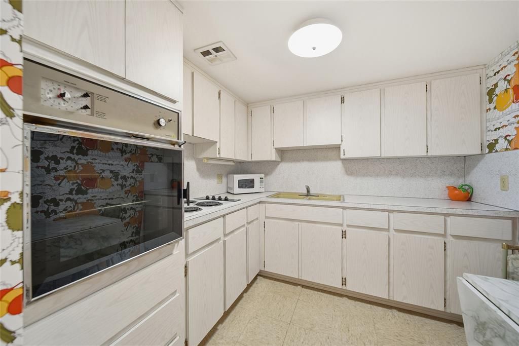 合同活跃: $69,900 (1 贝兹, 1 浴室, 640 平方英尺)