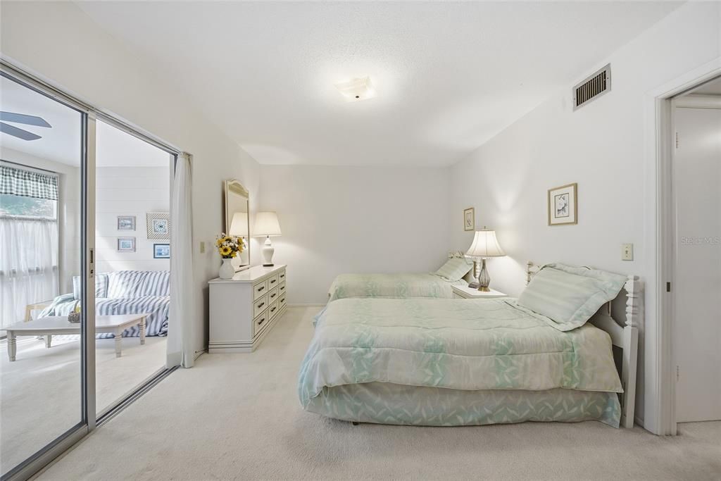 合同活跃: $69,900 (1 贝兹, 1 浴室, 640 平方英尺)