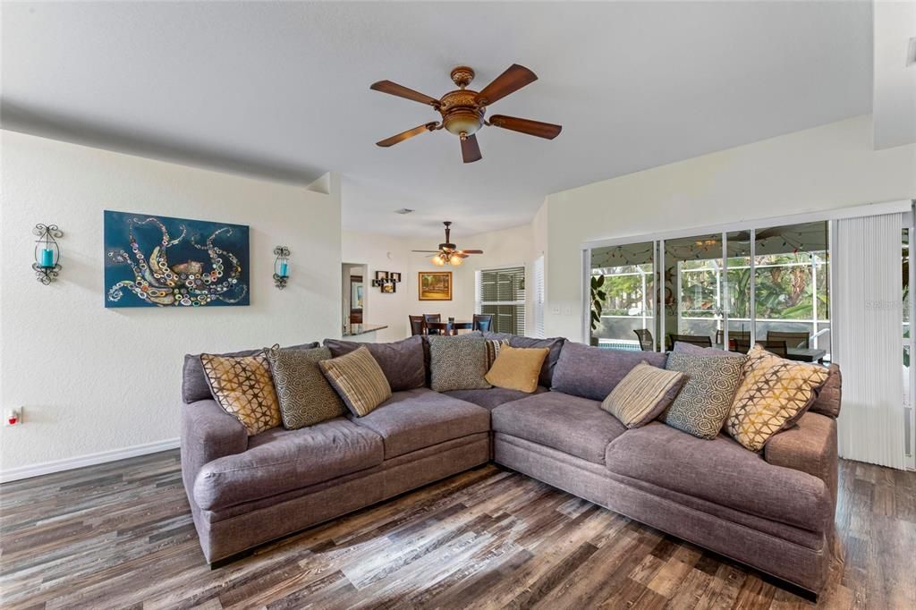 For Sale: $345,000 (3 beds, 2 baths, 1764 Square Feet)