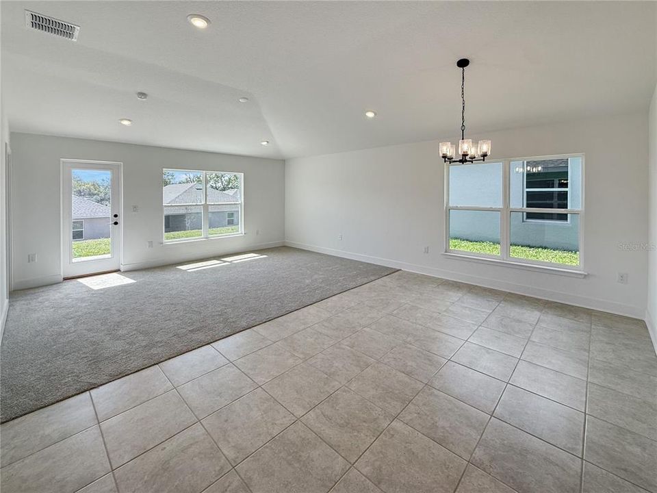 Activo con contrato: $305,000 (4 camas, 2 baños, 1635 Pies cuadrados)