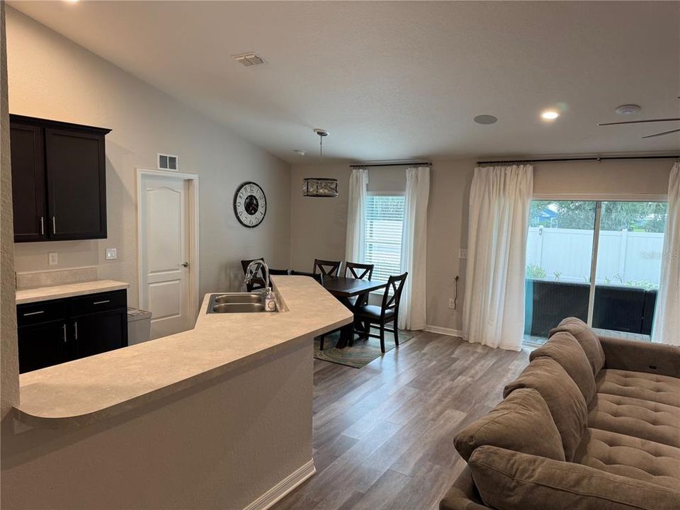 В аренду: $3,000 (3 спален, 2 ванн, 1796 Квадратных фут)