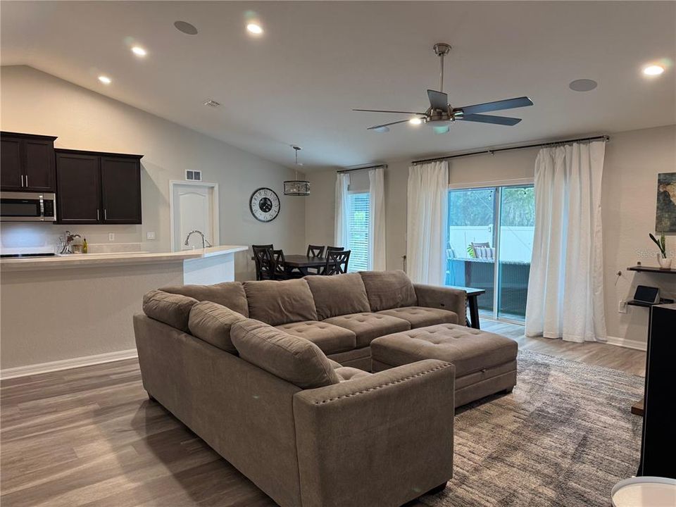 В аренду: $3,000 (3 спален, 2 ванн, 1796 Квадратных фут)