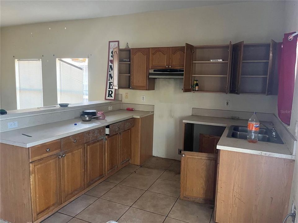 Active With Contract: $475,000 (6 beds, 0 baths, 3484 Square Feet)